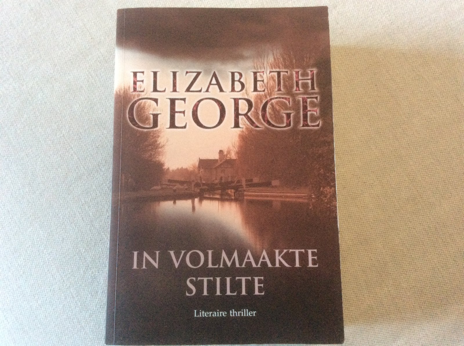 In volmaakte stilte - Elizabeth George, Ophalen, Zo goed als nieuw