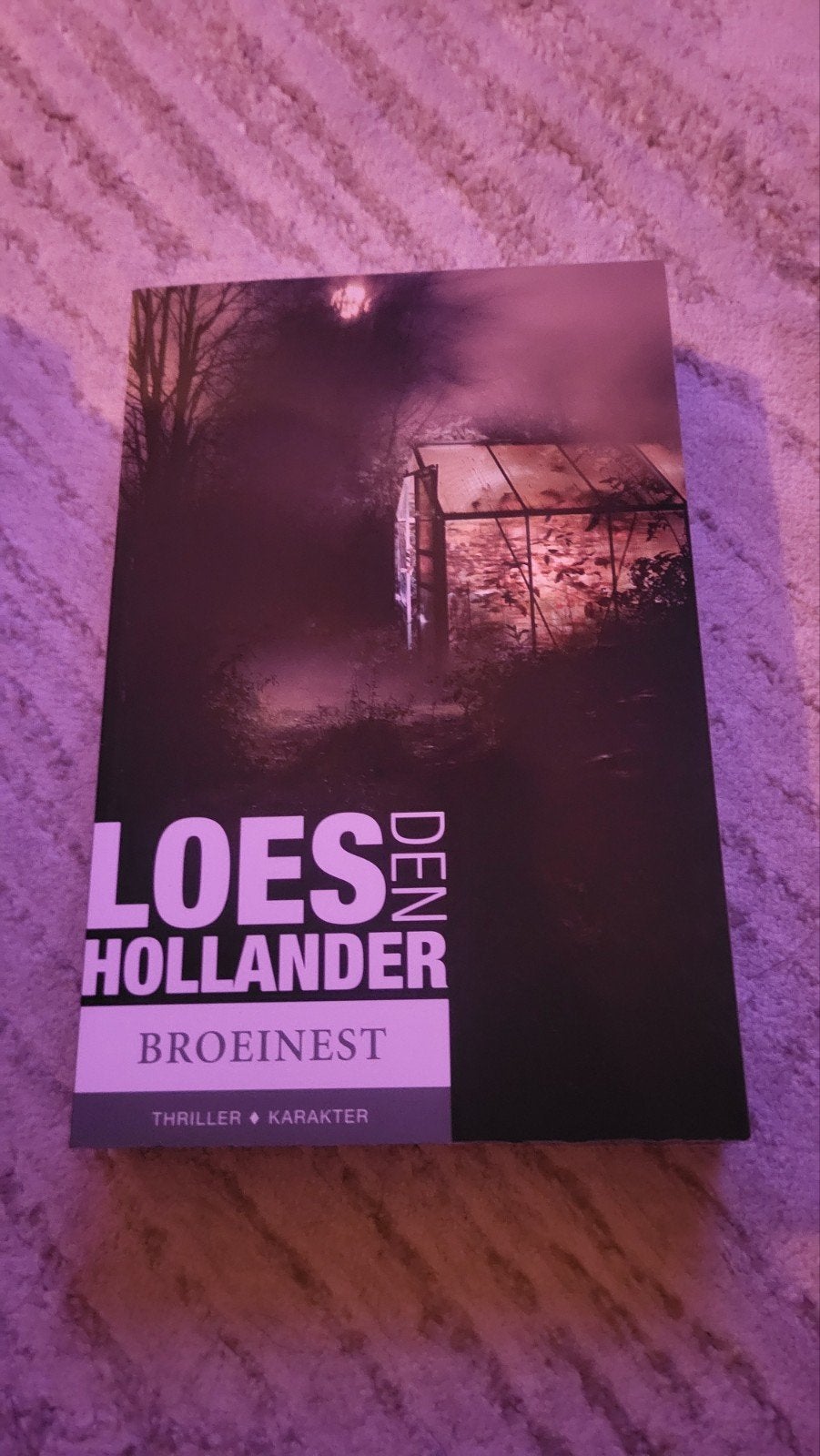Broeinest - Loes den Hollander (Thriller), Boeken, Ophalen of Verzenden, Zo goed als nieuw, Loes den Hollander, Nederland