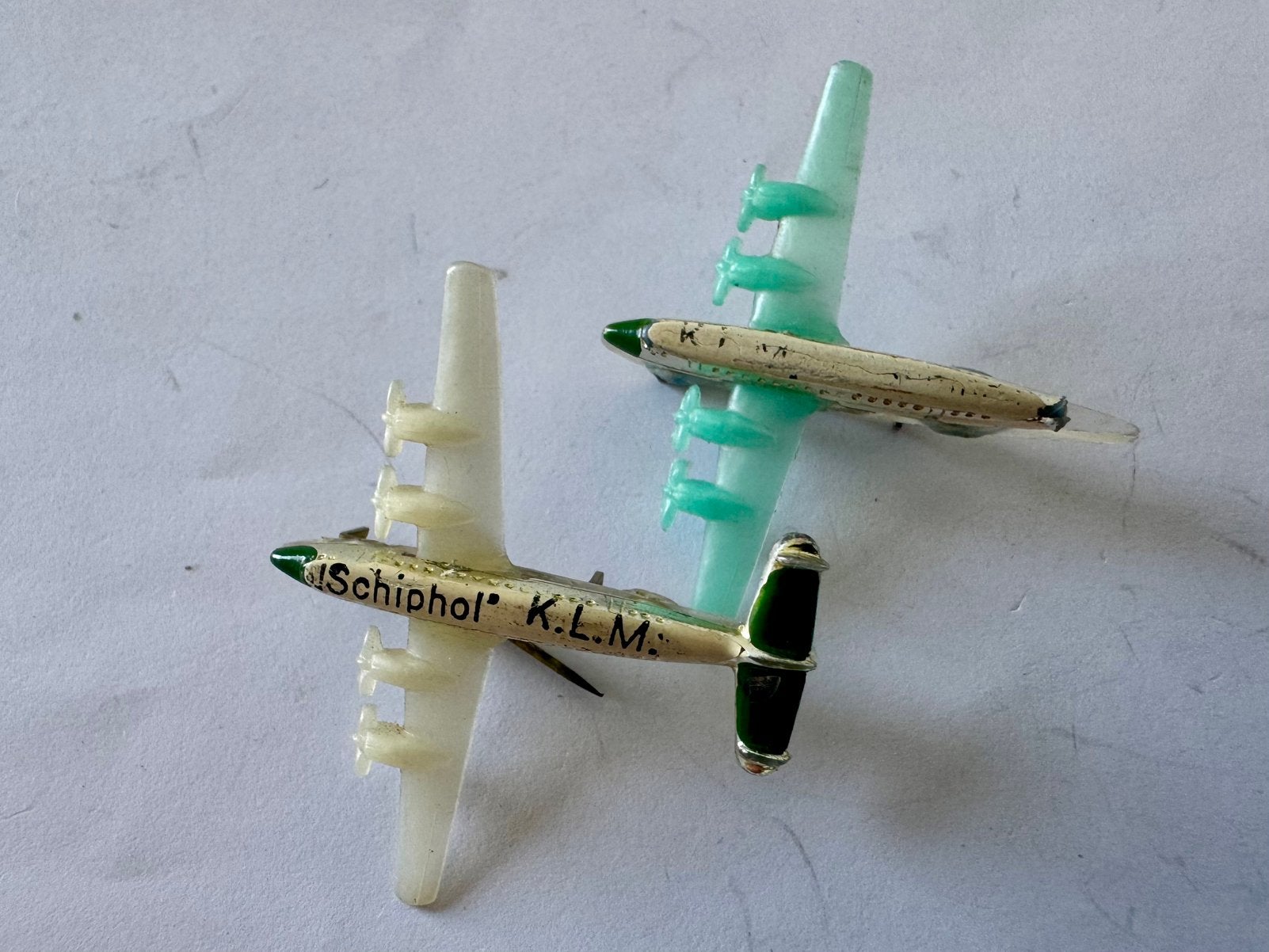 2 Plastic Broches KLM Schiphol vliegtuig, Ophalen of Verzenden, Zo goed als nieuw, Transport, Speldje of Pin