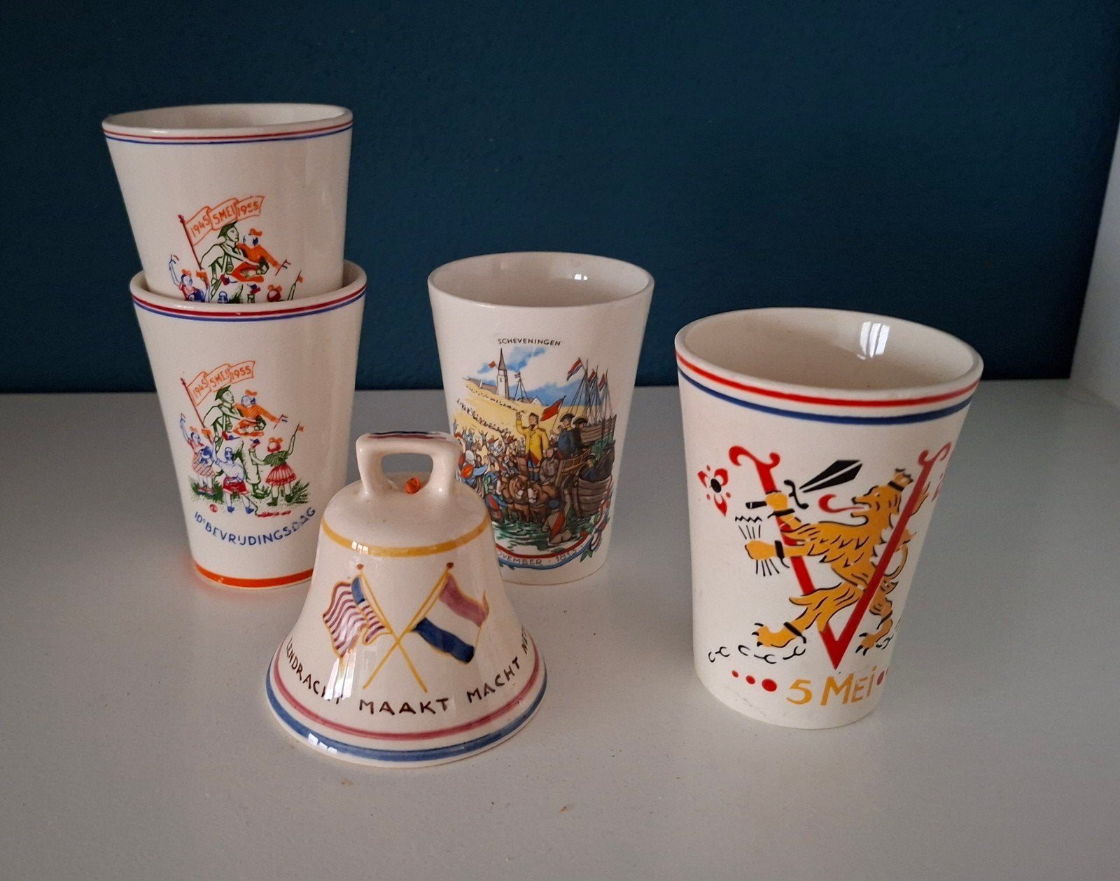 Vier bekers en een belletje met een historische gebeurtenis, Ophalen of Verzenden