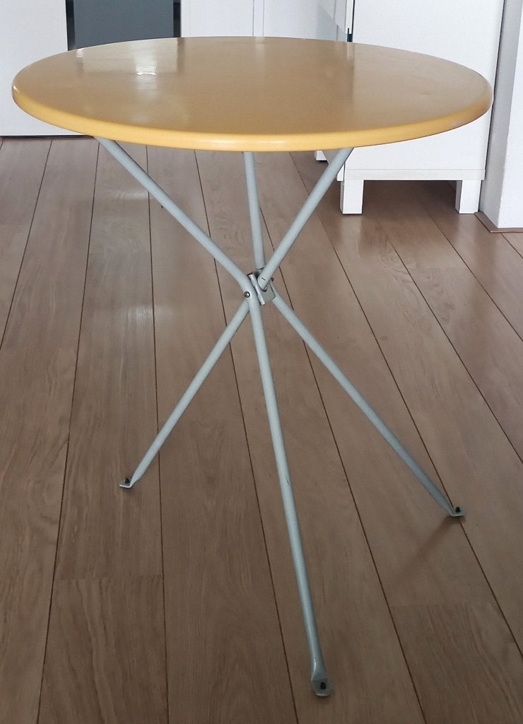 Tuintafeltje geel metaal rond 61cm inklapbaar, Tuin en Terras, Ophalen, Gebruikt, Rond, Metaal