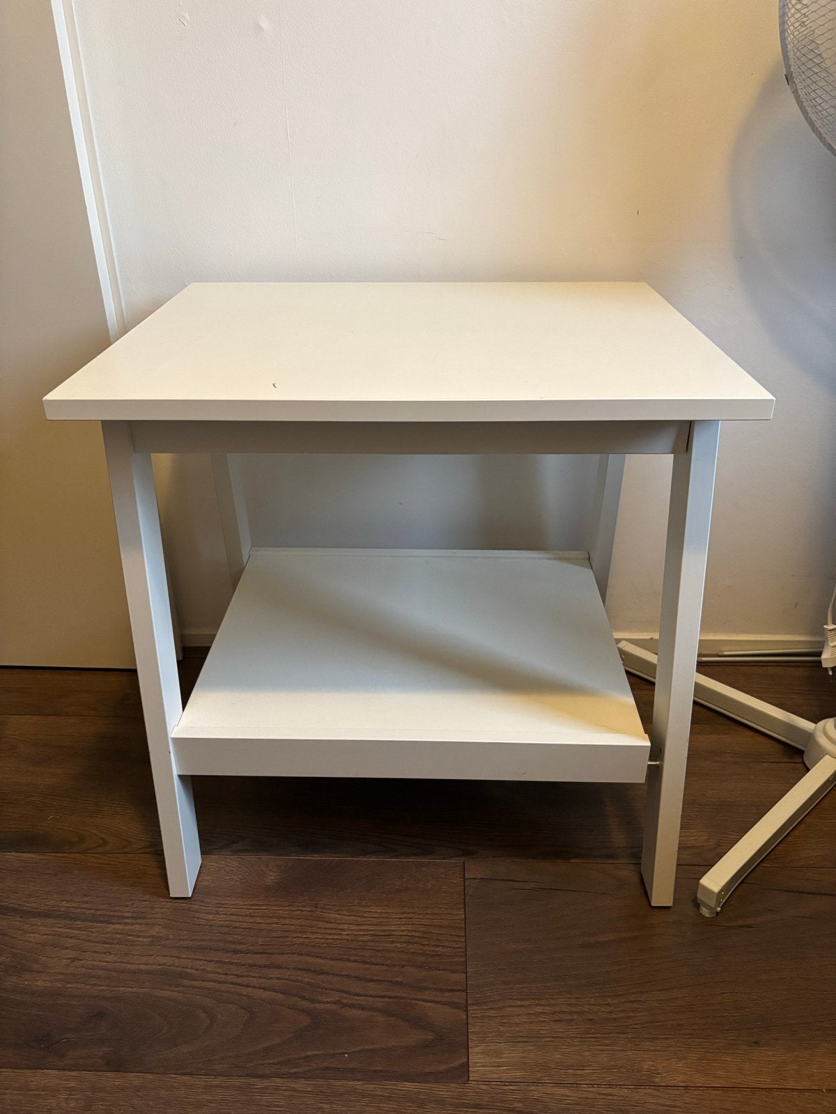 Witte bijzettafel met opbergplank, Huis en Inrichting, Gebruikt, Vierkant, 55 tot 75 cm, Hout