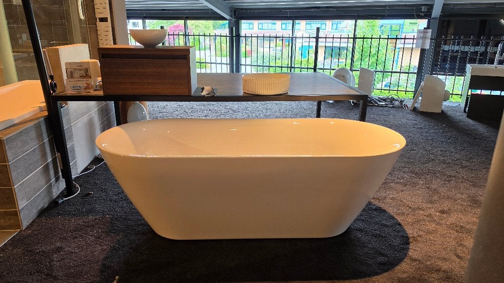 Vrijstaand bad, uit showroom, Doe-het-zelf en Verbouw, Ophalen, Zo goed als nieuw, Bad