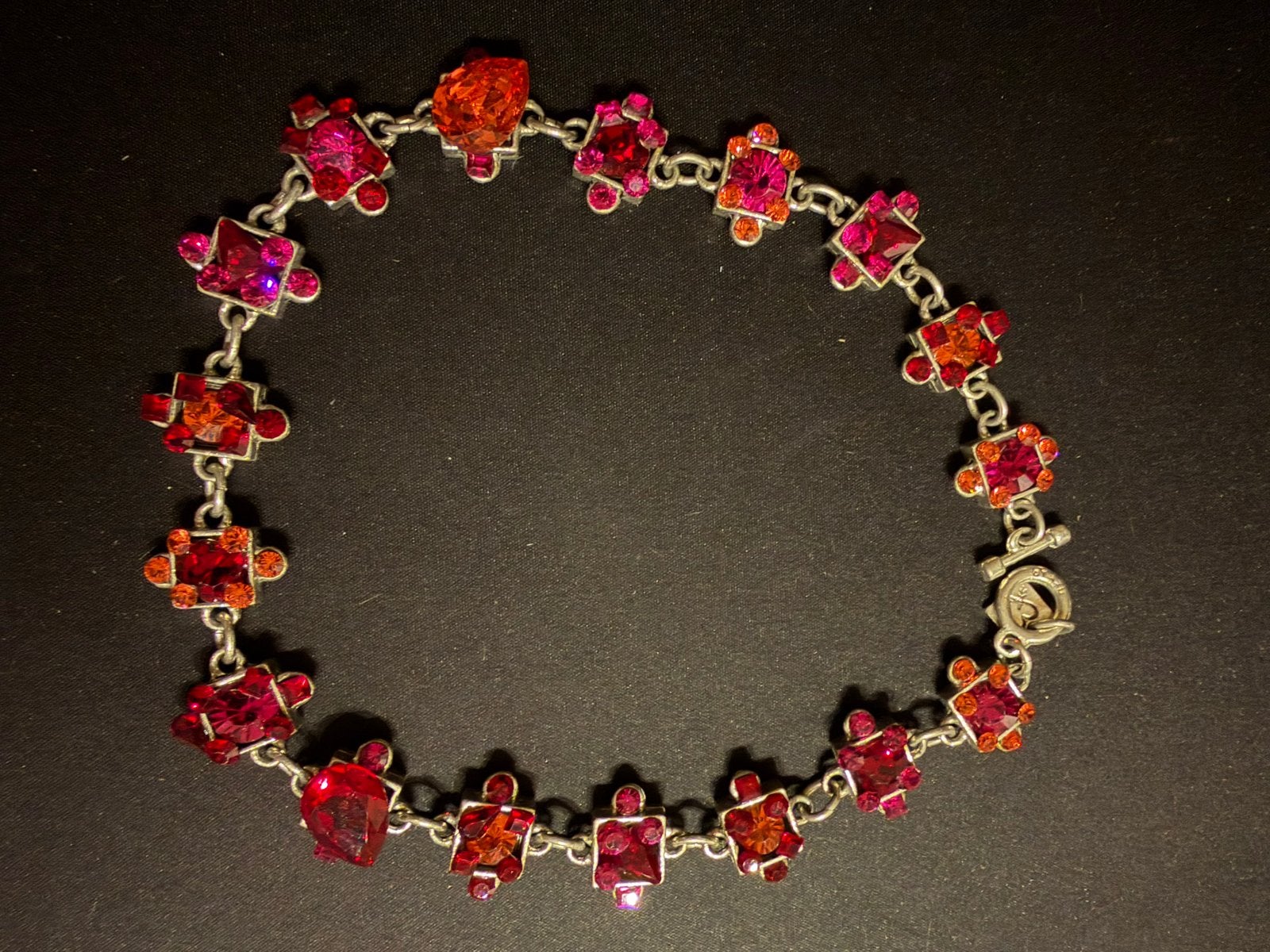 Verzilverde Otazu ketting met rode en oranje kristallen, Met kristal, Overige materialen, Ophalen of Verzenden, Zo goed als nieuw