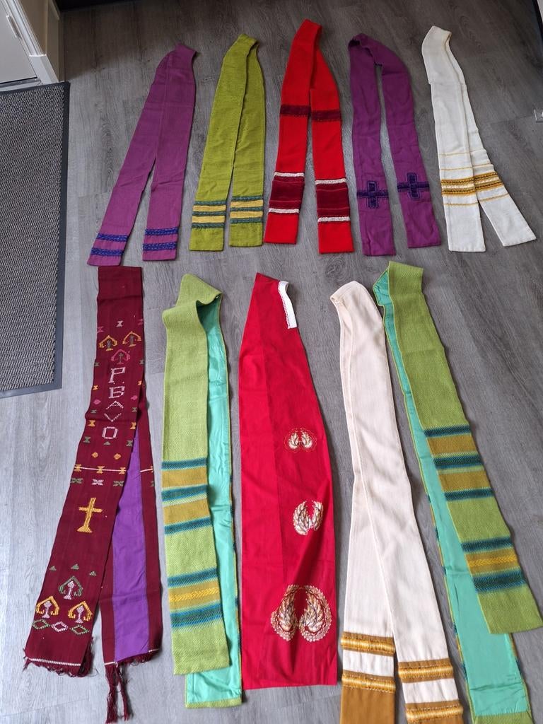 10 priester stola's, worden in 1 koop verkocht,€ 50,00 euro, Ophalen