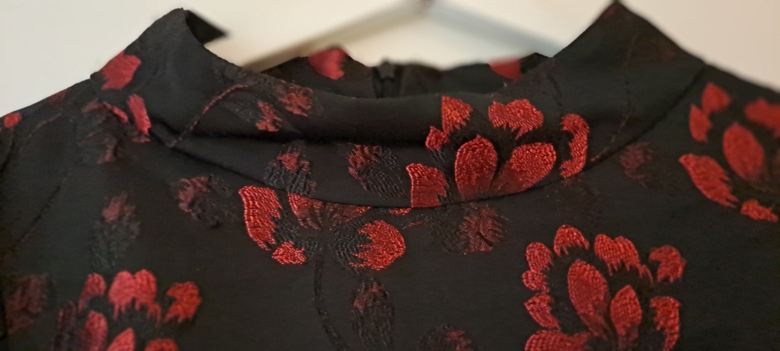 Zwarte jurk met rode bloemenprint merk vanilia maat M, Maat 38/40 (M), Zwart, Ophalen of Verzenden, Boven de knie