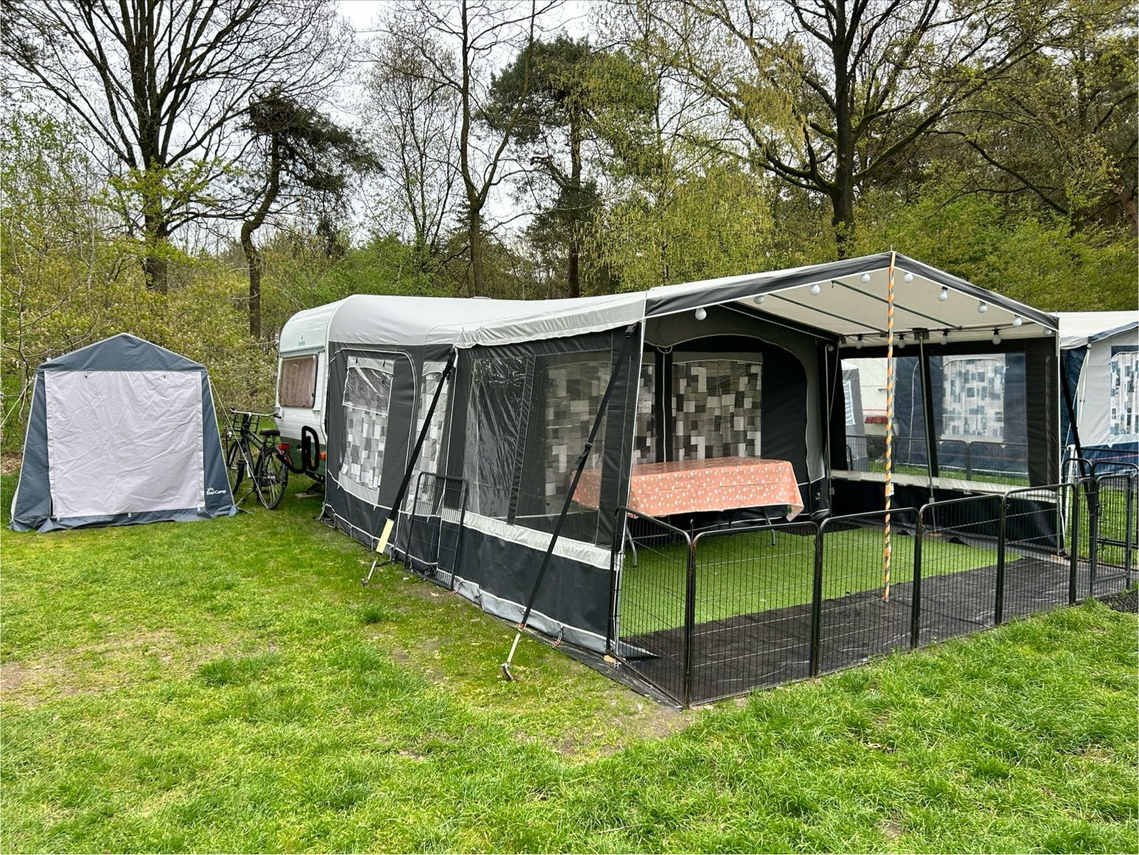 Chateau Caravan met diepe voortent en zijtent met stapelbed, Chateau, Stapelbed, Luifel, Treinzit
