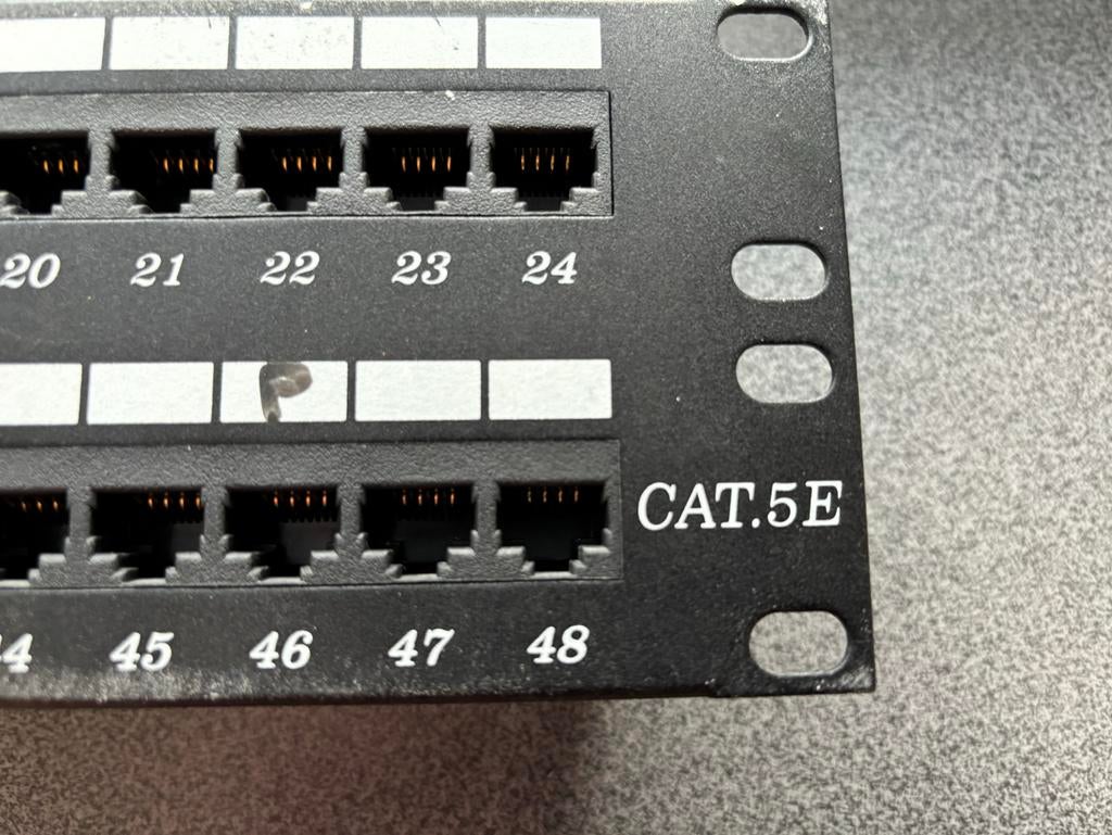 Radiall CAT5E Netwerk Patch Panel - 19 inch, Computers en Software, Netwerk switches, Gebruikt, Ophalen of Verzenden