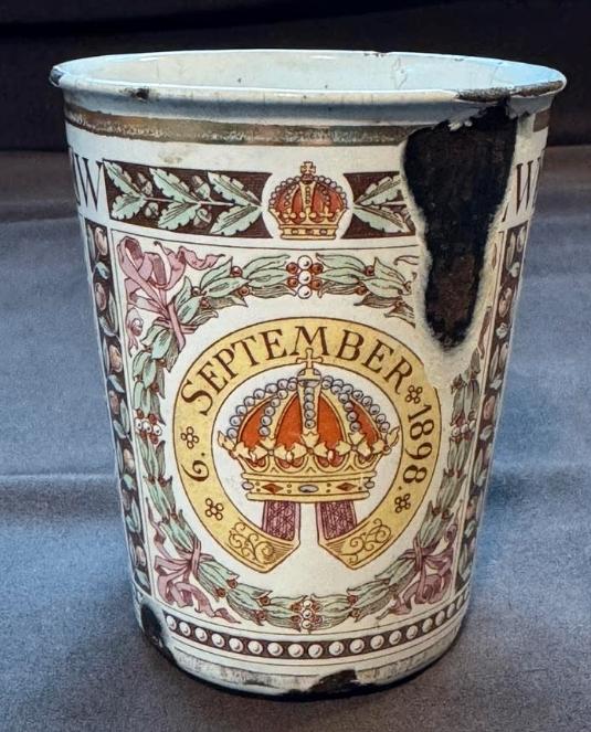 Emaille beker inhuldiging Koningin Wilhelmina 1898, Ophalen of Verzenden, Gebruikt, Nederland, Servies