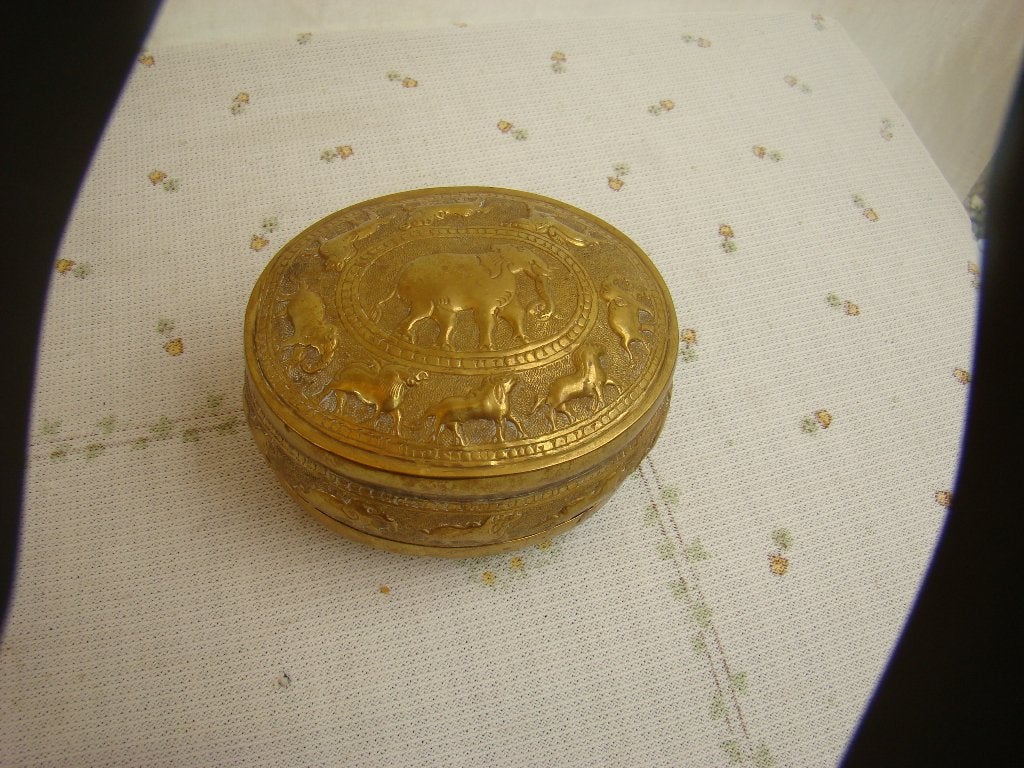 Doos rijk versierd met gedetailleerde reliëfs van olifanten, Ophalen of Verzenden, Overige materialen, Beeld