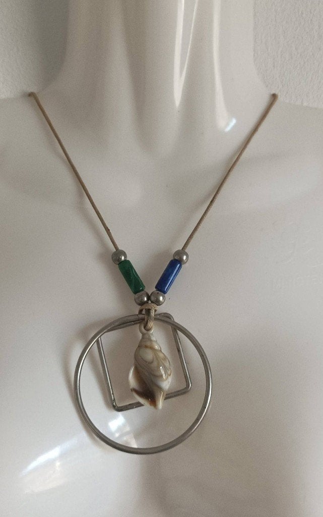 Halsketting met schelp en metalen hangers, Ophalen of Verzenden, Gebruikt, Zilver, Overige materialen