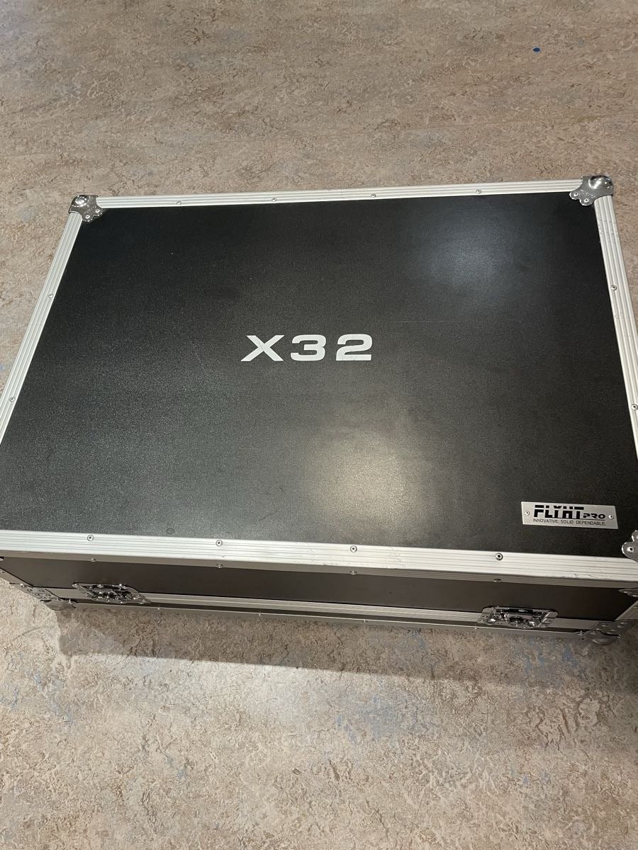 Behringer X32 mengpaneel met Flyht case en uTrack X32, Muziek en Instrumenten, Ophalen of Verzenden, Zo goed als nieuw, 20 kanalen of meer