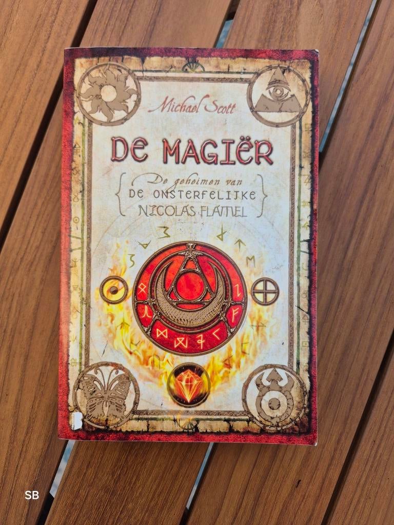 De Magiër - De Geheimen van de Onsterfelijke Nicolas Flamel, Boeken, Ophalen of Verzenden, Gelezen, Michael Scott, Nederland