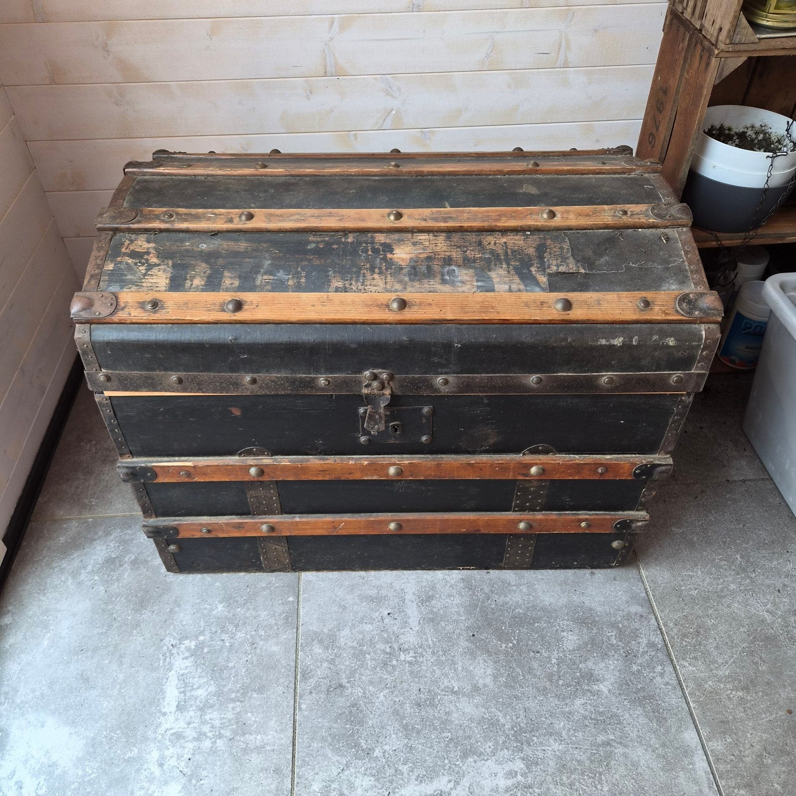 Antieke houten kist met metalen beslag en stoffen voering, Huis en Inrichting, 50 – 75, Gebruikt, 100 tot 150 cm, 75 tot 100 cm