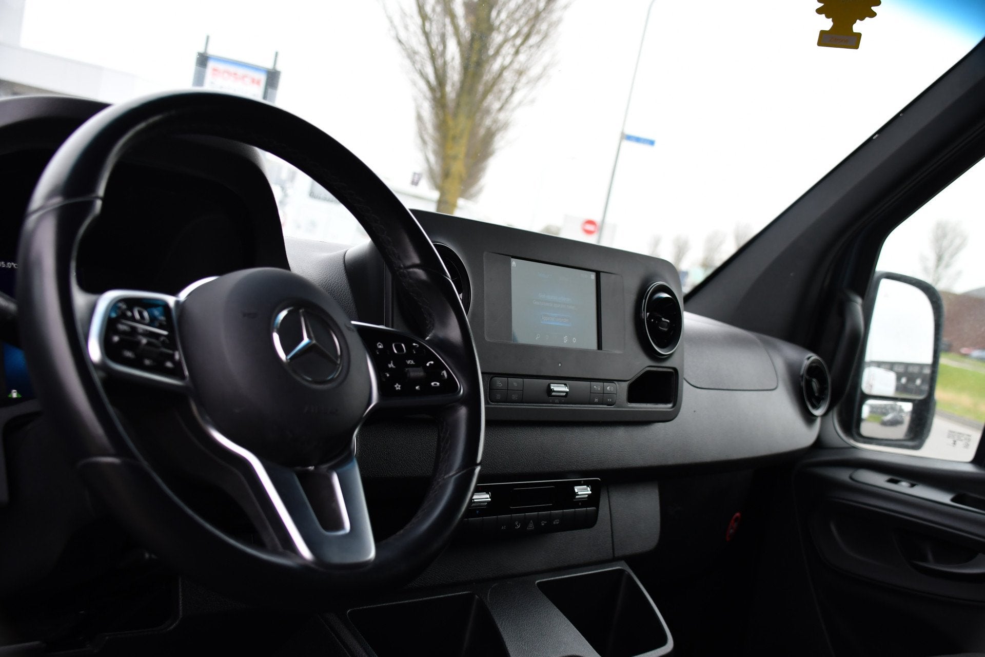 Foto 13 van Mercedes-Benz Sprinter 315 1.9 CDI L2H2 AMG Edition Adaptiev