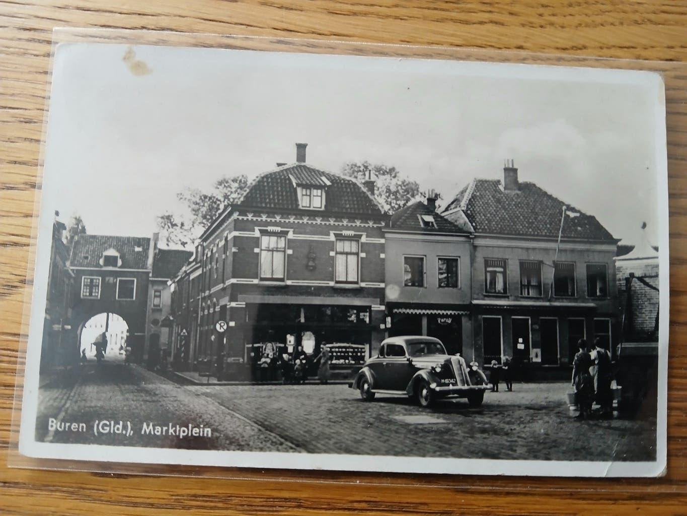 Buren marktplein met auto, Ophalen of Verzenden, 1940 tot 1960, Gelopen, Gelderland