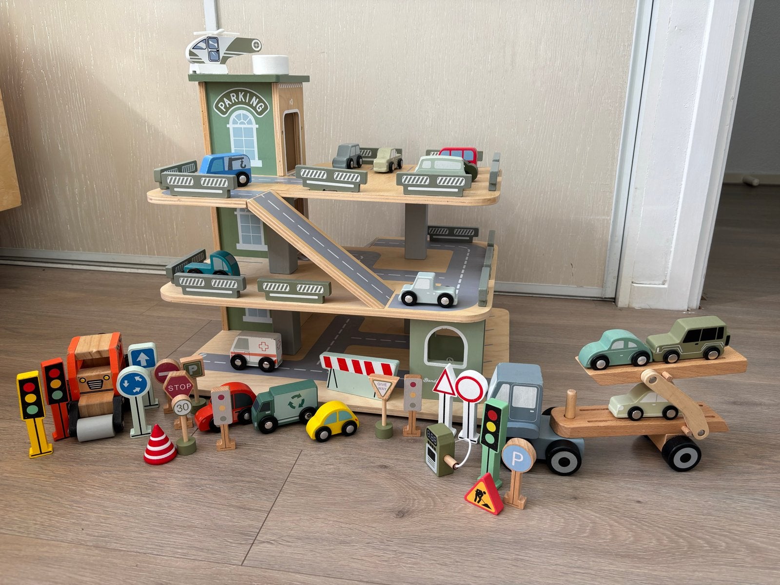 Houten Parkeergarage met Uitgebreide Set Voertuigen en Acces, Ophalen, Zo goed als nieuw