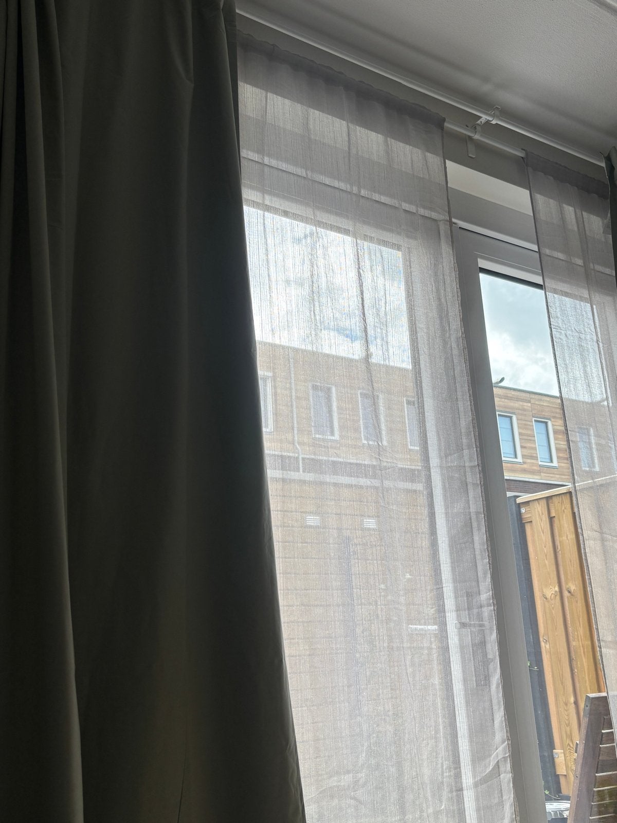 4x Lichtgrijze Vitrage Gordijnen van Jysk - Perfecte staat, Vitrage, Overige merken, Ophalen of Verzenden, Grijs