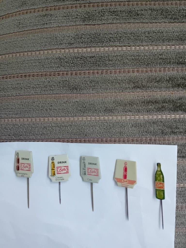 5 pins - EXOTA, Ophalen of Verzenden, Zo goed als nieuw, Merk, Speldje of Pin
