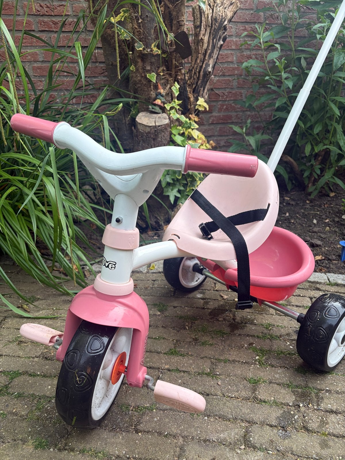 Roze Smoby driewieler met duwstang, Fietsen en Brommers, Fietsen | Driewielers, Ophalen, Gebruikt, Terugtraprem, Duwstang