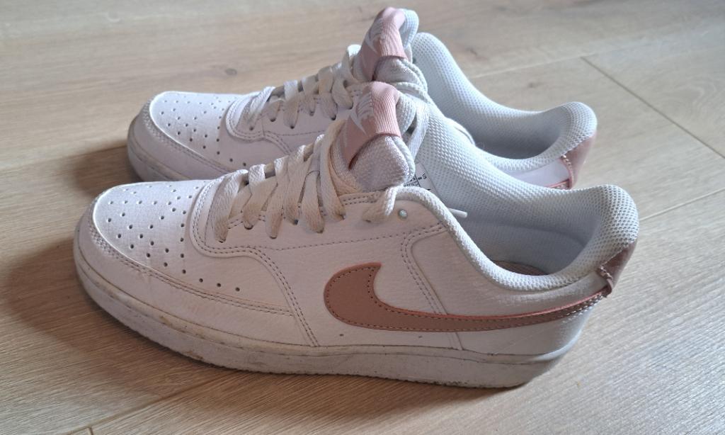Nike lage sneakers wit met roze, Wit, Nike, Ophalen of Verzenden, Sneakers of Gympen