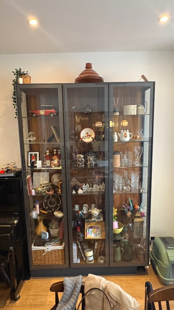 Large glass display cabinet with LED lighting, Ophalen