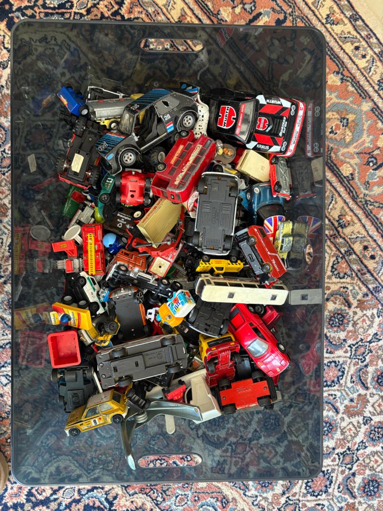 Grote bak met diverse speelgoedauto's (70 jaar oud tot nu), Verzamelen, Transformers, Ophalen of Verzenden, Zo goed als nieuw