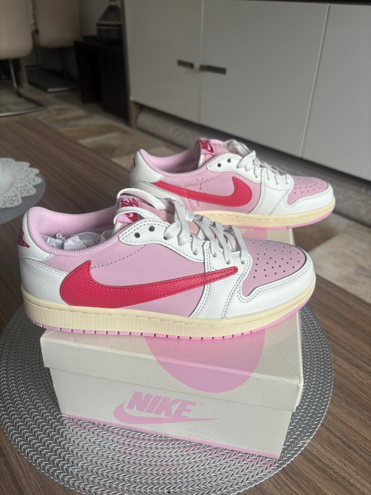 Travis Scott x Air Jordan 1 Low Sail Tropical Pink, Nike, Nieuw, Ophalen of Verzenden, Sneakers of Gympen