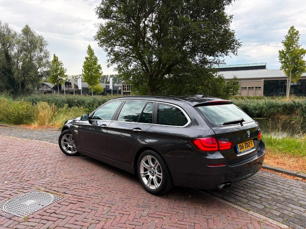 BMW 5 Touring 528xi High Exec | xDrive | SoftClose | HUD, Automaat, 1780 kg, Zwart, 4 cilinders