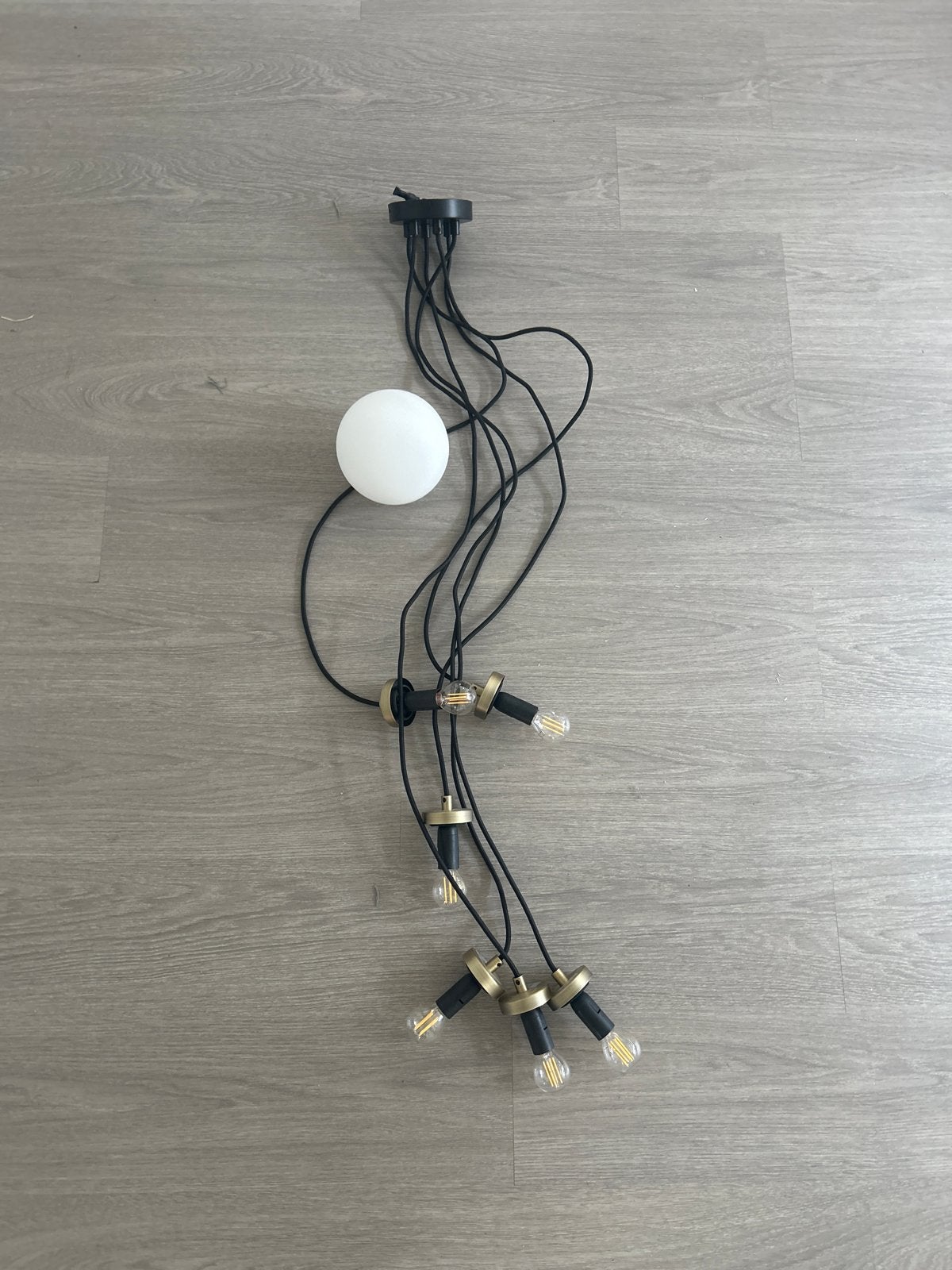 Moderne hanglamp met 6 lichtpunten en melkglas bol, Huis en Inrichting, Lampen | Hanglampen, Ophalen, Zo goed als nieuw, Metaal