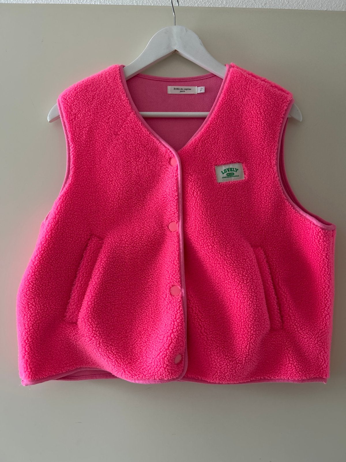Felroze teddy gilet van Drôle de copine Paris, Kleding | Dames, Bodywarmers, Ophalen of Verzenden, Nieuw, Maat 42/44 (L), Roze