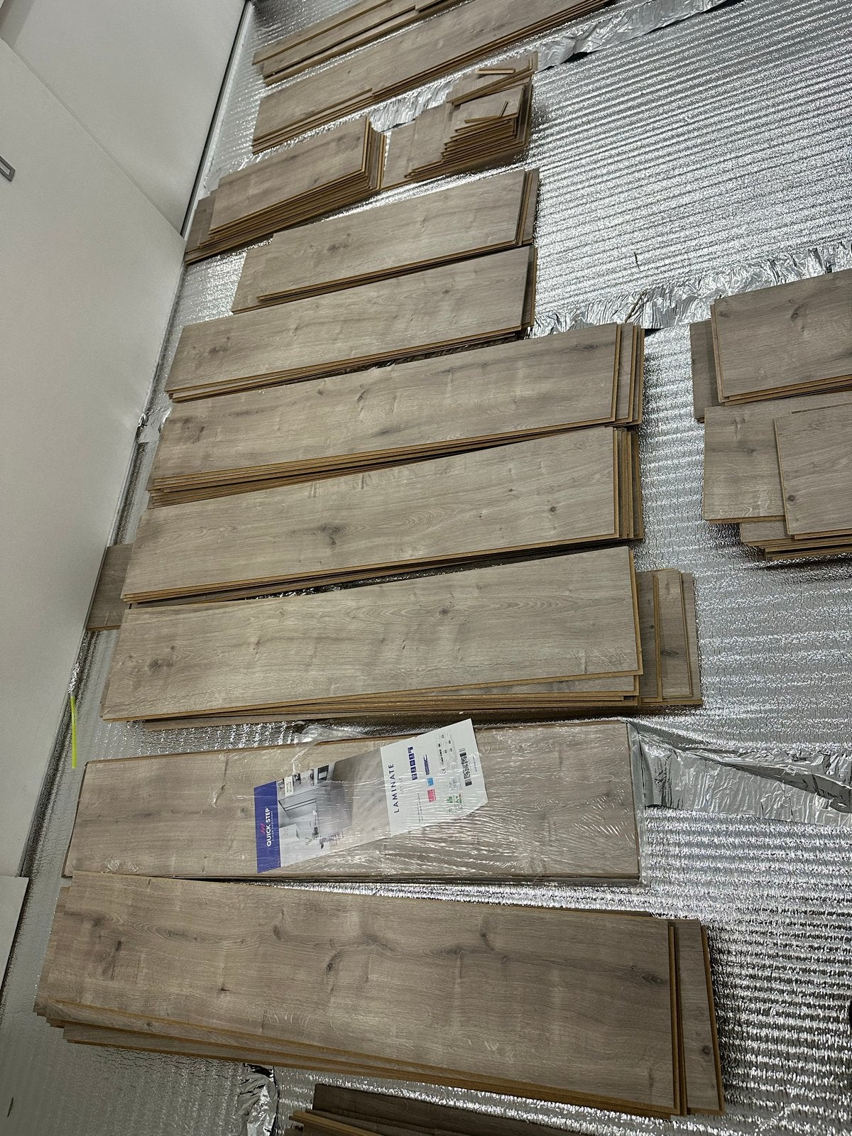 Laminaat Quick-Step Grijs 25m2 + Ondervloer - KAN BRENGEN, Ophalen, Zo goed als nieuw, 10 m² of meer, 10 tot 30 cm