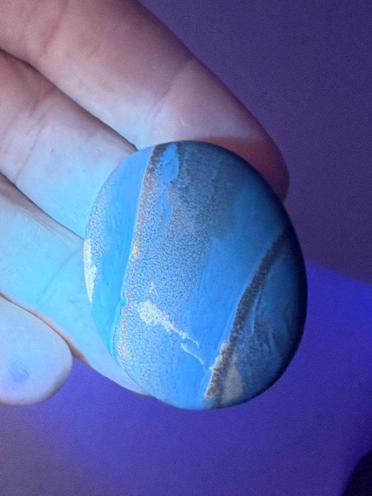 Blauwe Barnsteen Amber handsteen Indonesië Uv Actief, Verzamelen, Mineralen en Fossielen, Ophalen of Verzenden, Mineraal