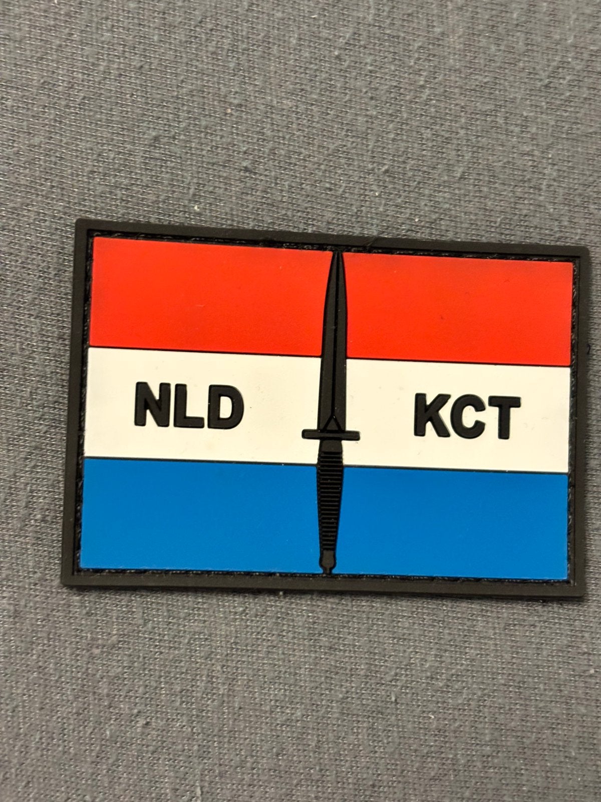 Pvc embleem NLD KCT, Verzamelen, Verzenden, Landmacht, Nederland, Embleem of Badge