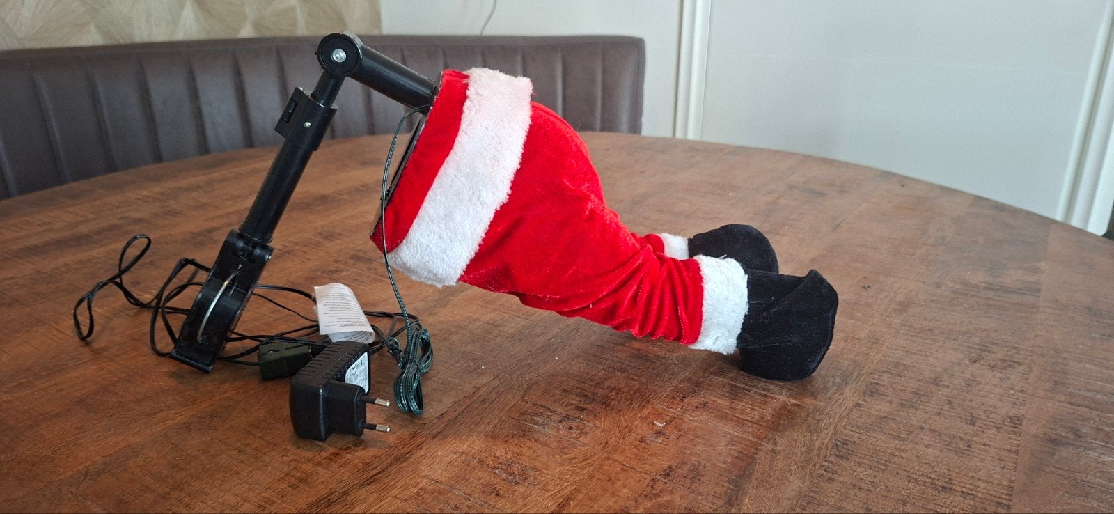 kerstman benen voor in de kerstboom, Ophalen