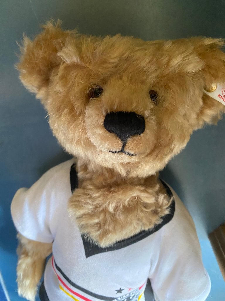 Steiff Teddybeer Duitse Voetbalbond (1998), Verzamelen, Beren en Cherished Teddies, Ophalen of Verzenden, Zo goed als nieuw, Stoffen beer