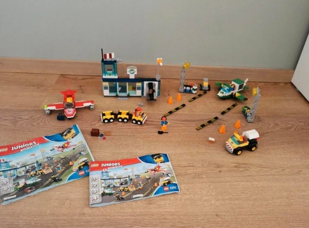 Lego Juniors 10764 Vliegveld - Compleet en Zo Goed als Nieuw, Ophalen of Verzenden, Zo goed als nieuw