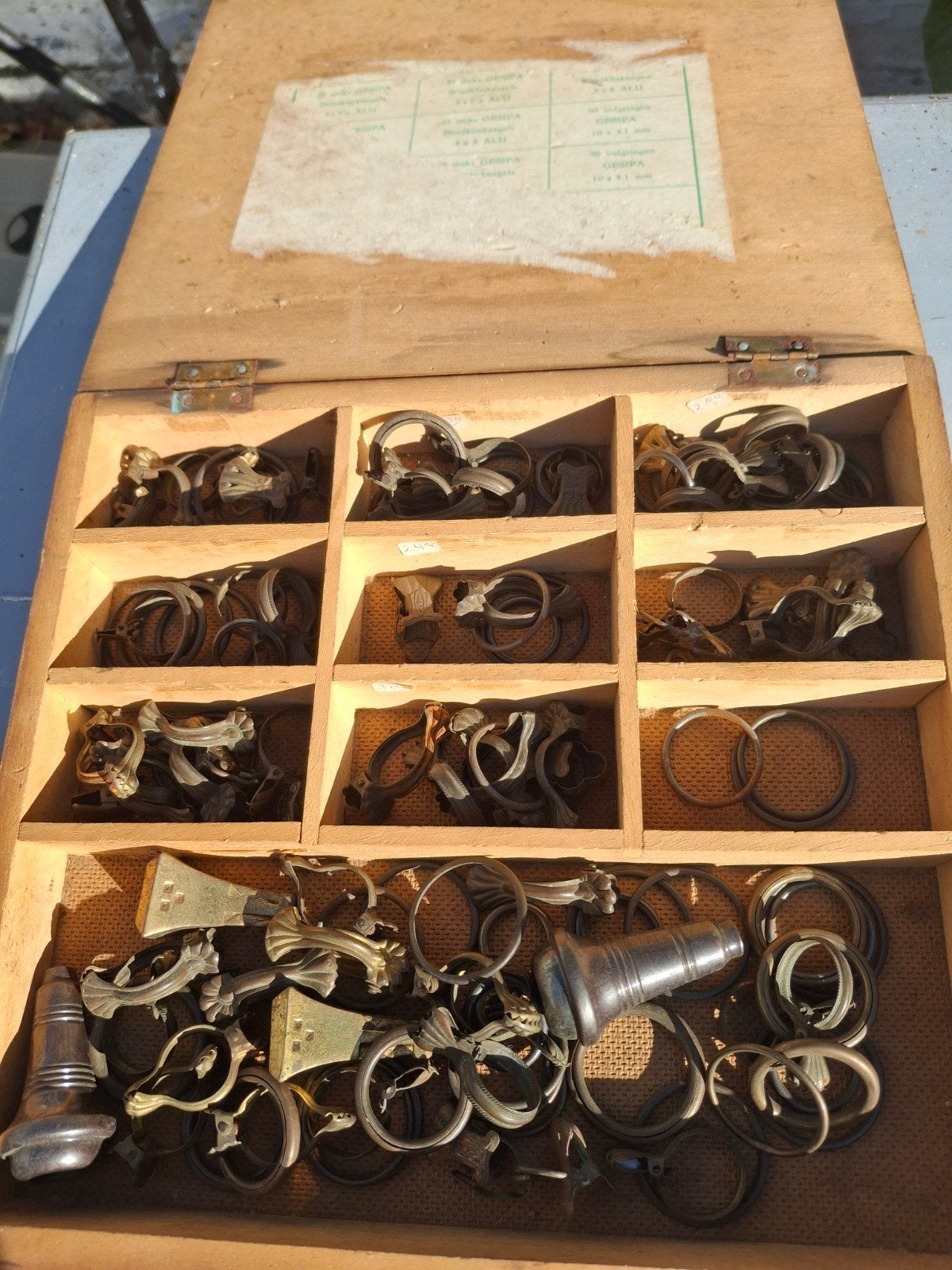 Vintage gordijnringen en toebehoren in houten doos, Met ringen, Gebruikt, Metaal, Ophalen of Verzenden