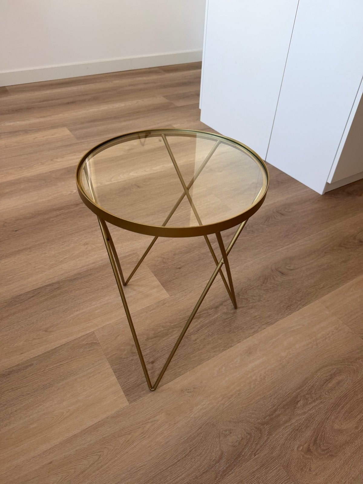 Gouden/bronzen bijzettafel met glazen blad, Huis en Inrichting, Minder dan 55 cm, Metaal of Aluminium, Rond, Zo goed als nieuw
