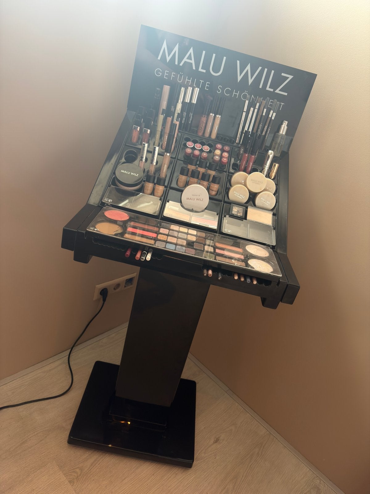 Malu Wilz Make-up Display, Sieraden, Tassen en Uiterlijk, Uiterlijk | Cosmetica en Make-up, Ophalen, Overige kleuren, Gehele gezicht