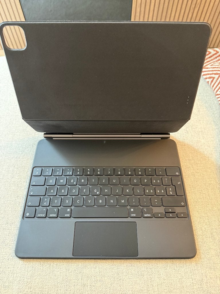 Apple Magic Keyboard A2480 for 13-inch - Qwertz/CH, Computers en Software, Gebruikt, Ophalen of Verzenden, Apple, Bescherming voor- en achterkant