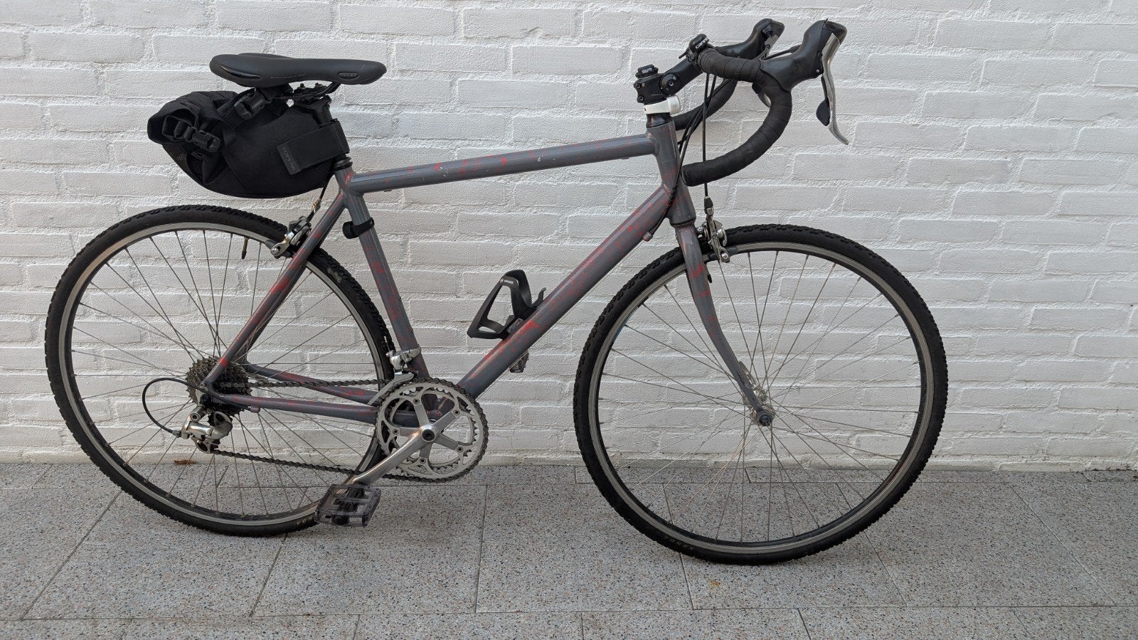 Unieke racefiets/gravelbike - Grijs met rode spetters, 28 inch, Gebruikt, Velgrem, 49 tot 53 cm