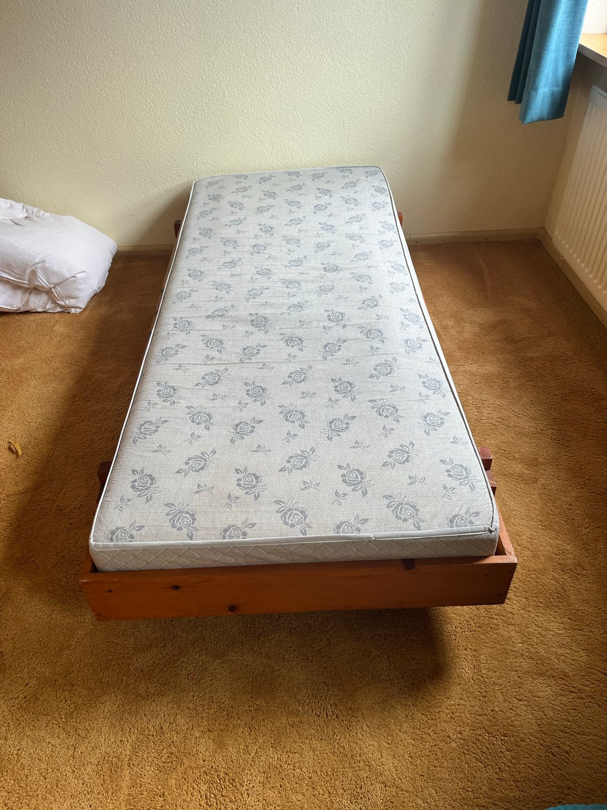 Eenpersoonsbed met matras, massief hout, Huis en Inrichting, Slaapkamer | Bedden, Ophalen, Gebruikt, 90 cm, Eenpersoons