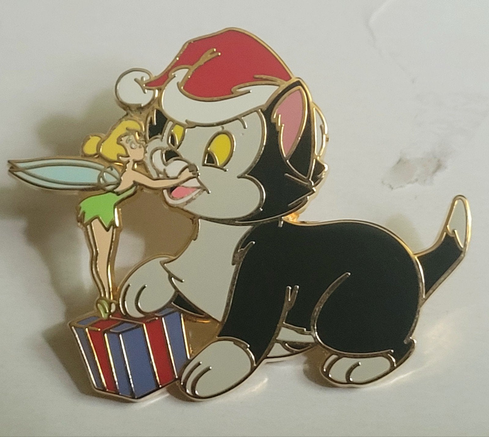 Disneyland Parijs pin Tinker Bell and Figaro Cgristmas 2011, Verzamelen, Disney, Verzenden, Peter Pan of Pinokkio, Zo goed als nieuw