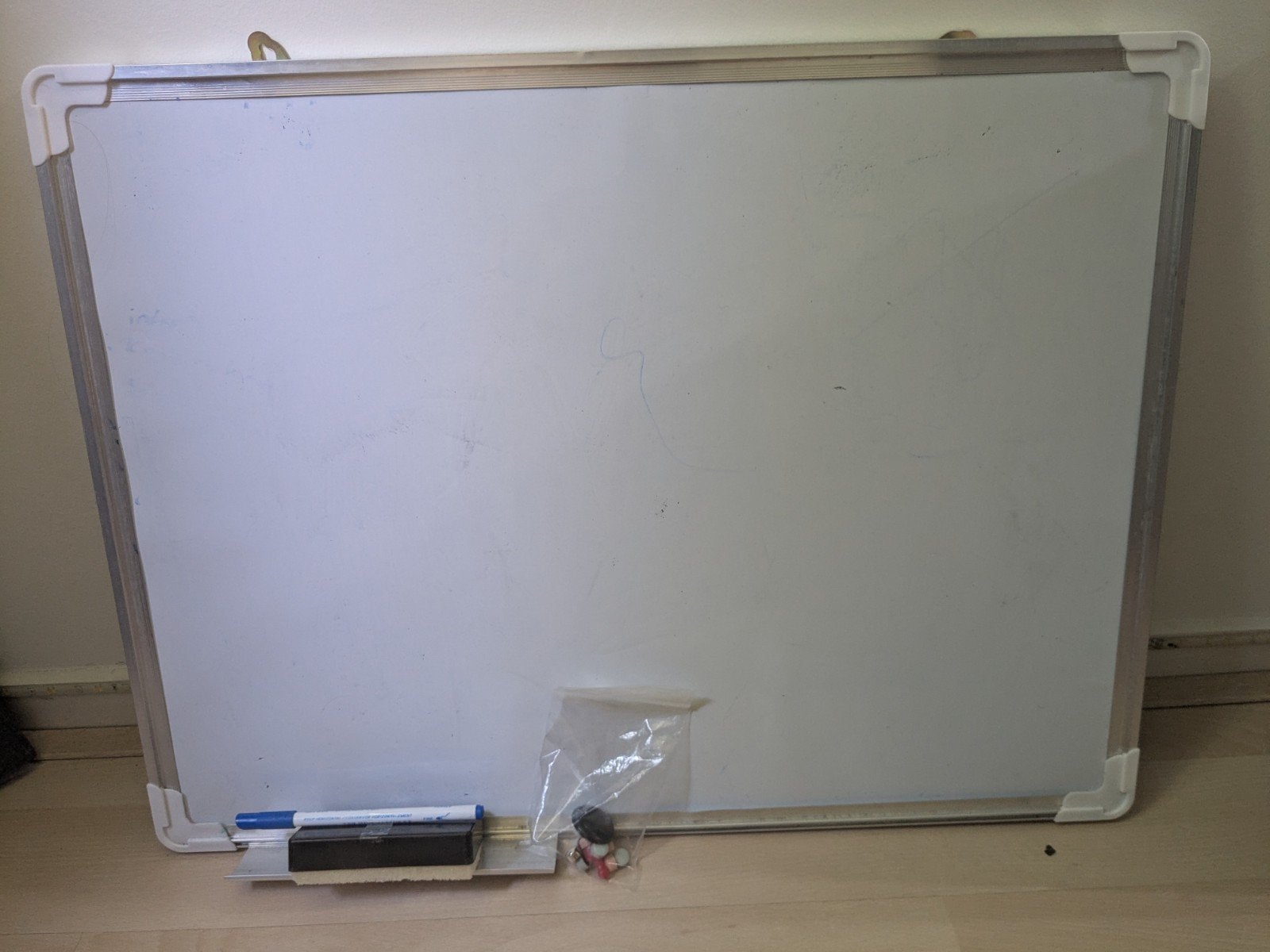 Whiteboard met stift, borstel en magneetjes., Ophalen, Magneetbord