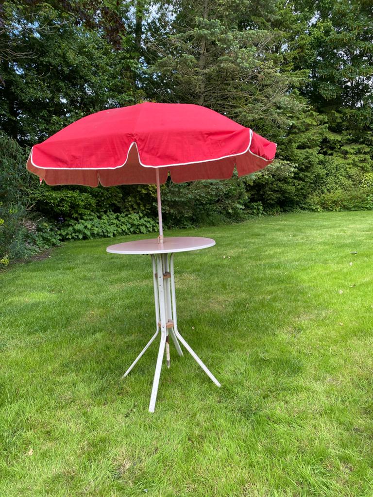 Vintage rode parasol met statafel., Ophalen, Gebruikt, 1 tot 2 meter, Stokparasol
