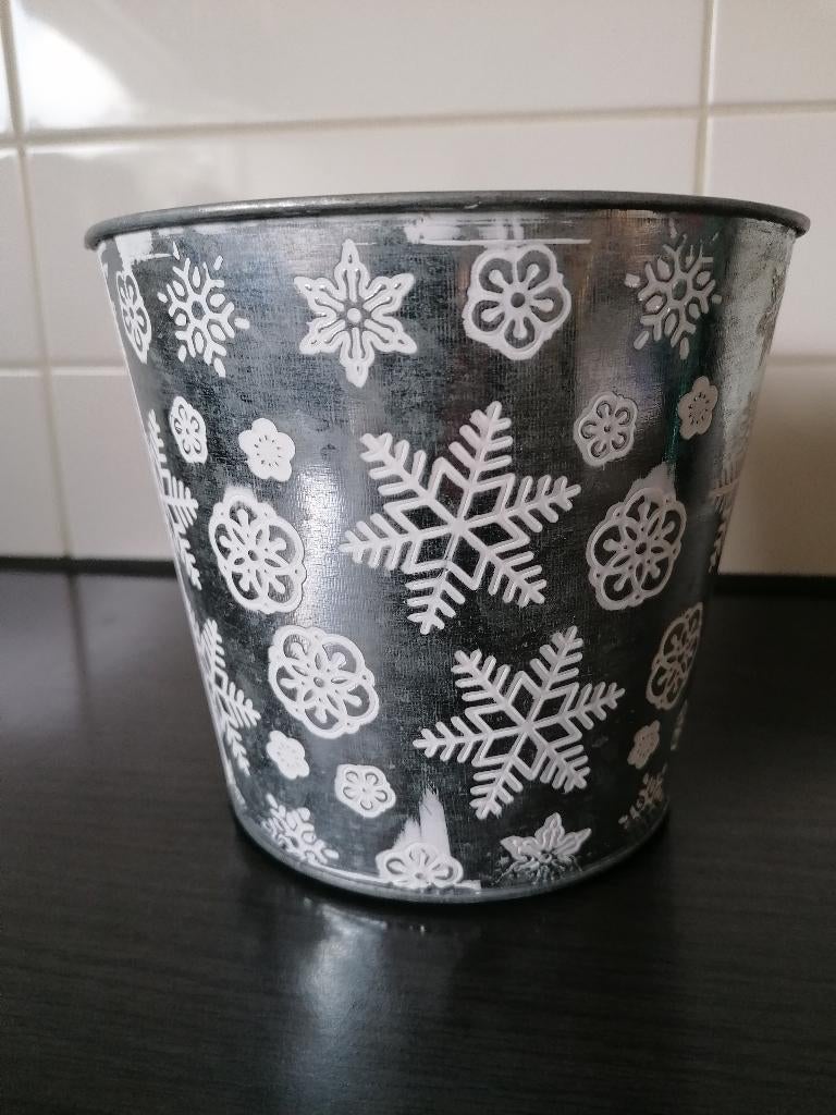 Zwart blikken bloempot met wit wintermotief, Rond, Ophalen of Verzenden, Zo goed als nieuw, Balkon