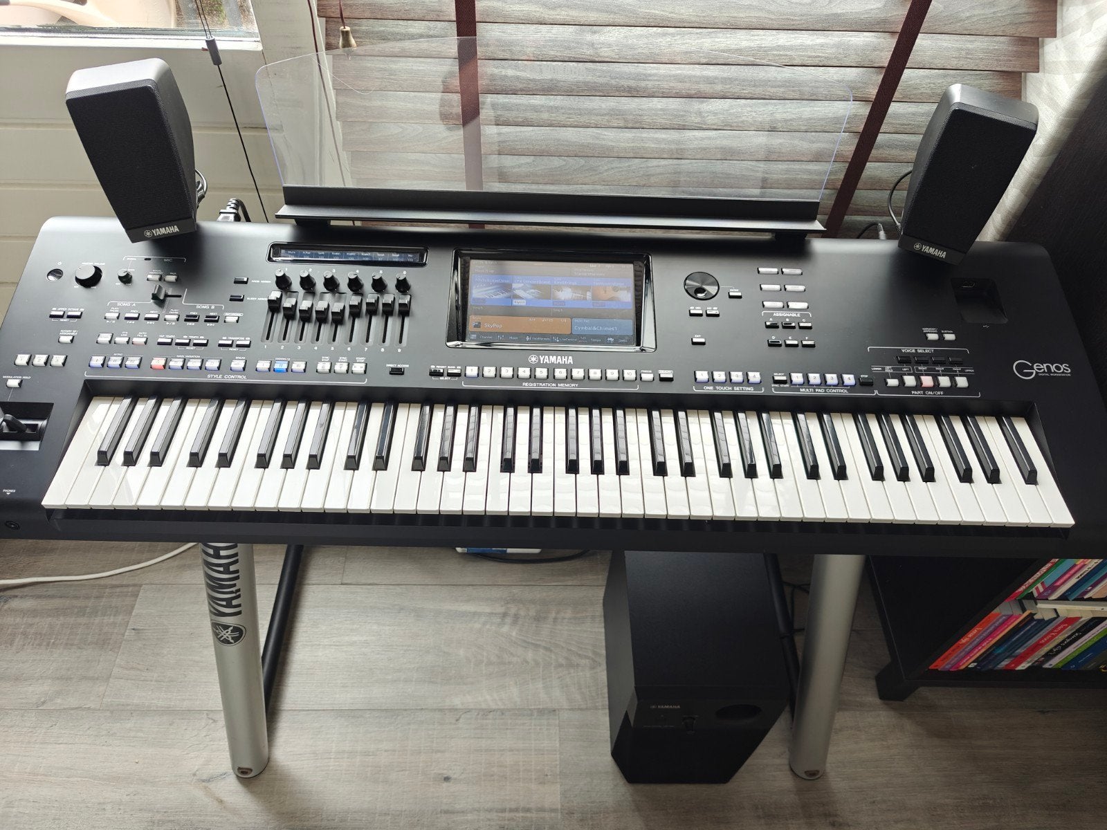 Yamaha Genos1 Workstation Keyboard met speakers en standaard, Muziek en Instrumenten, Ophalen, Yamaha, Zo goed als nieuw, Midi-aansluiting