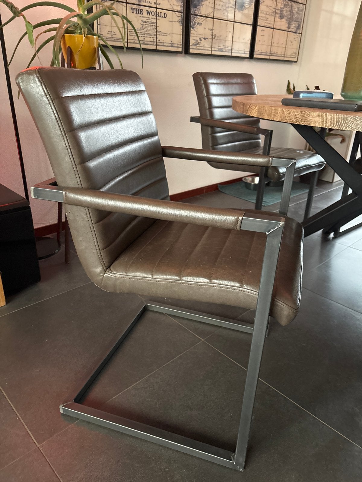 Gebruikte bruine stoel met metalen frame, Ophalen, Gebruikt, Bruin, Vier