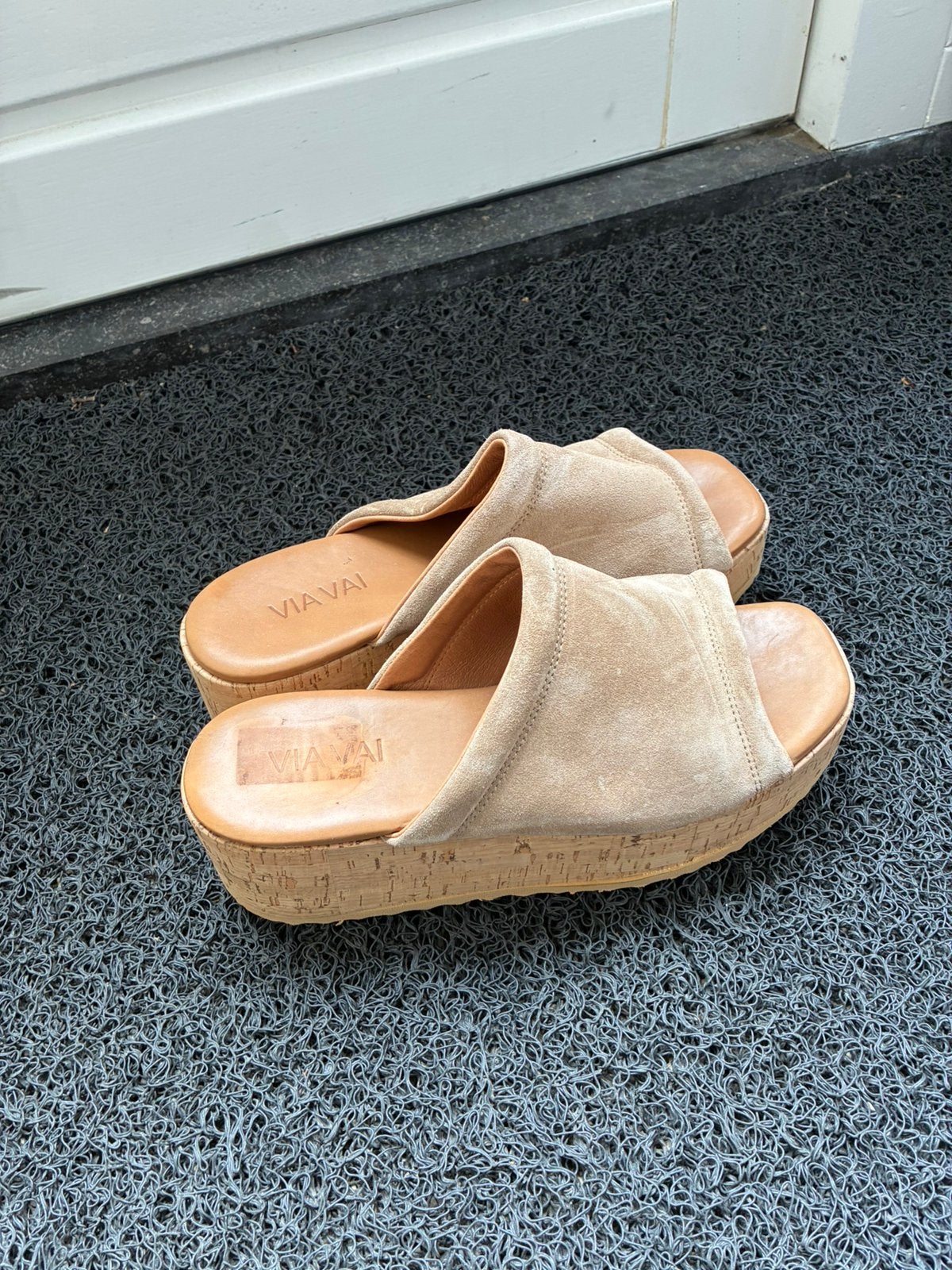 Via Vai slippers beige suede zgan mt 39, Slippers, Verzenden, Beige, Zo goed als nieuw